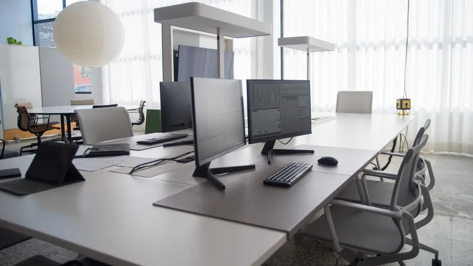 Bureau partagé avec plusieurs postes de travail et écrans